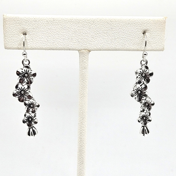 🟢3/$19🟢 Forget-Me-Not Silver Flower Dangle Earrings PIERCED Brand New - Picture 1 of 5